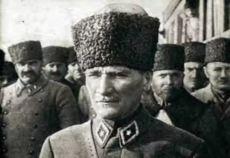 Gözlerde Aynı Işık, Hepsi Biraz Mustafa Kemal